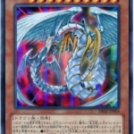 このデッキのエースモンスター。フィールドまたは墓地に『宝玉獣』モンスター７種類を揃えることで特殊召喚可能であり、このカードの特殊召喚を目指すのがこのデッキの第一目標。このカードの召喚条件はあくまで『宝玉獣』７種類であり、８種類以上がフィールド・墓地に存在しているとこのカードを特殊召喚すること自体できなくなる。このカードの登場当時の『宝玉獣』モンスターは７種類だけだったが、その後種類が増えたことで召喚条件と嚙み合わなくなってしまった。​①効果は、自分フィールドの表側表示の『宝玉獣』モンスターを全て墓地へ送り、その数×１０００の攻撃力を得る効果であり、相手ターンでも発動可能。ただし、魔法＆罠ゾーンの『宝玉獣』モンスターはコストにできないので注意。この効果での最大攻撃力は8000。​②効果は、自分の墓地から『宝玉獣』モンスターを全て除外し、フィールドのカードを全て持ち主のデッキに戻す全体バウンス効果。手札は影響を受けないので、空になったフィールドへ攻撃しやすくなる。カードの購入はコチラカーナベル 遊々亭 トレトク ふるいちonline amazon 楽天市場